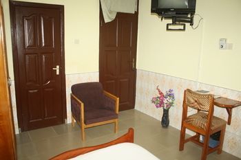 Dokua Royal Hotel Kwabenya Luaran gambar