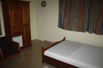 Dokua Royal Hotel Kwabenya Luaran gambar